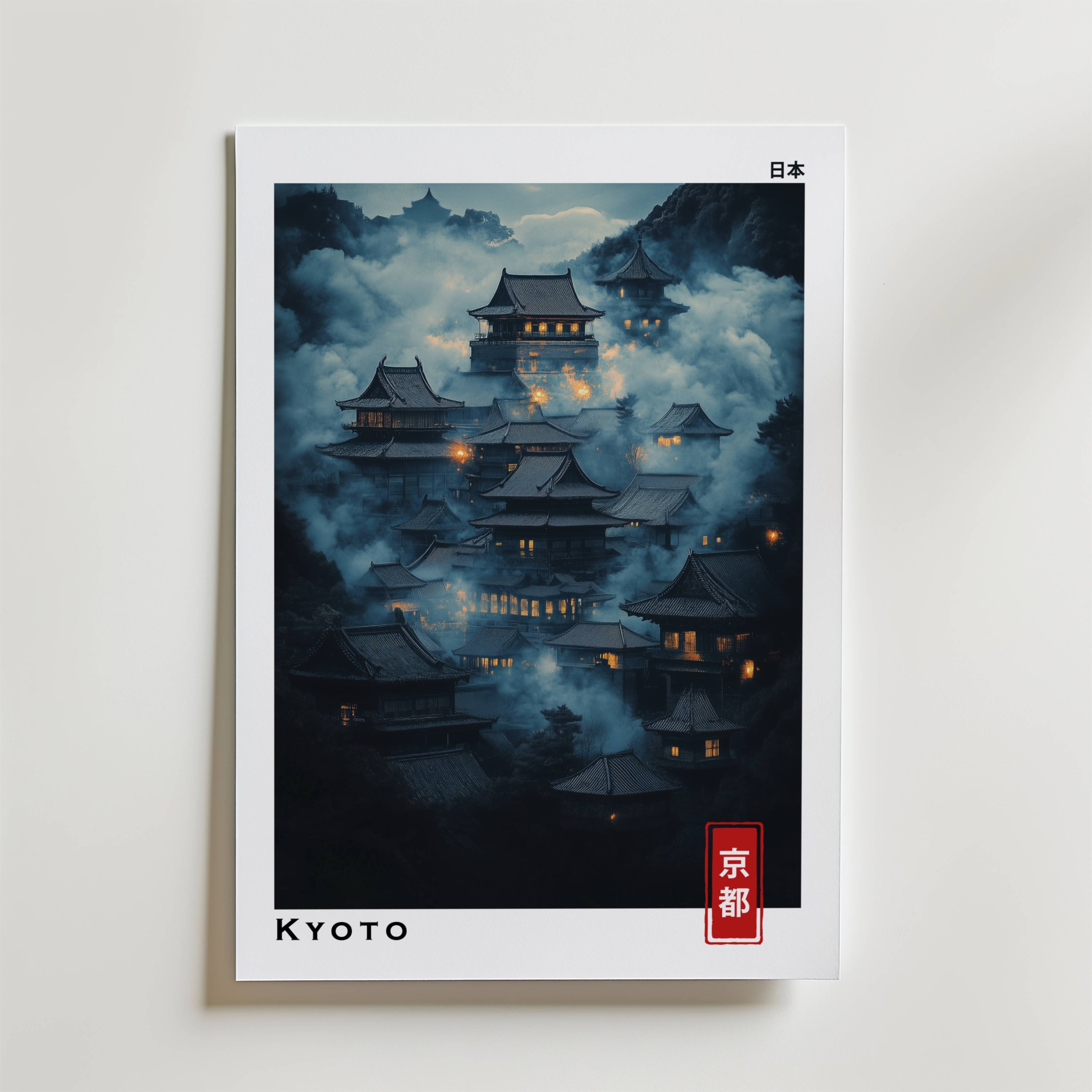 Bozetto Kyoto Mystical Poster föreställer traditionella japanska byggnader med tempeltak i dimma och glödande ljus mot en bergsbakgrund, samt "Kyoto" och japanska tecken tryckta på kanten.