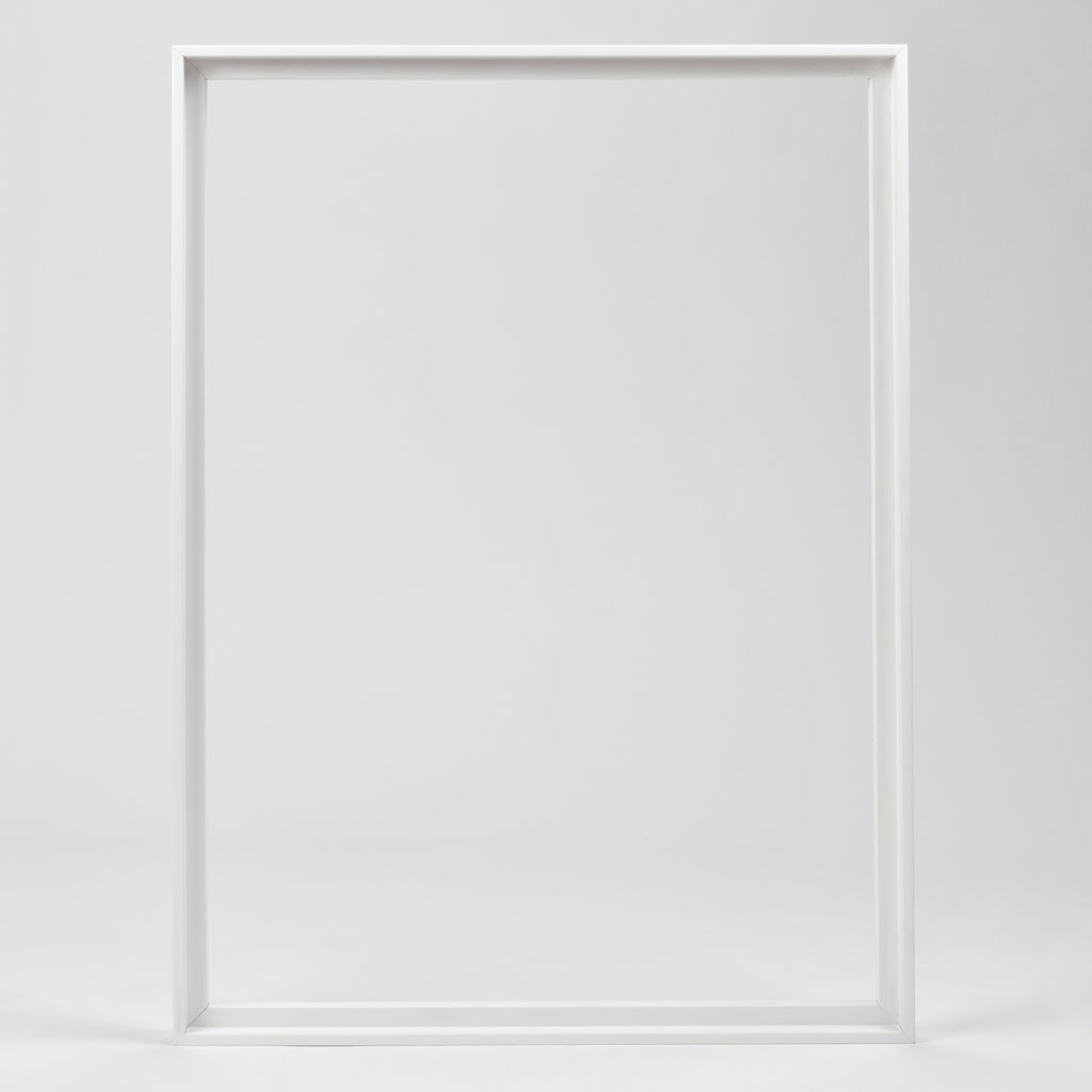 Bozetto Canvas Träram Vit (svävande ram) står upprätt mot en vit bakgrund, redo att visa upp din konst.