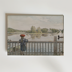 Bozetto Carl Larsson Lisbeth Angling Poster föreställer en ung flicka i blå klänning och röd hatt på en brygga vid en lugn sjö, och fångar vackert den lugna stämningen i Larssons ikoniska scen.