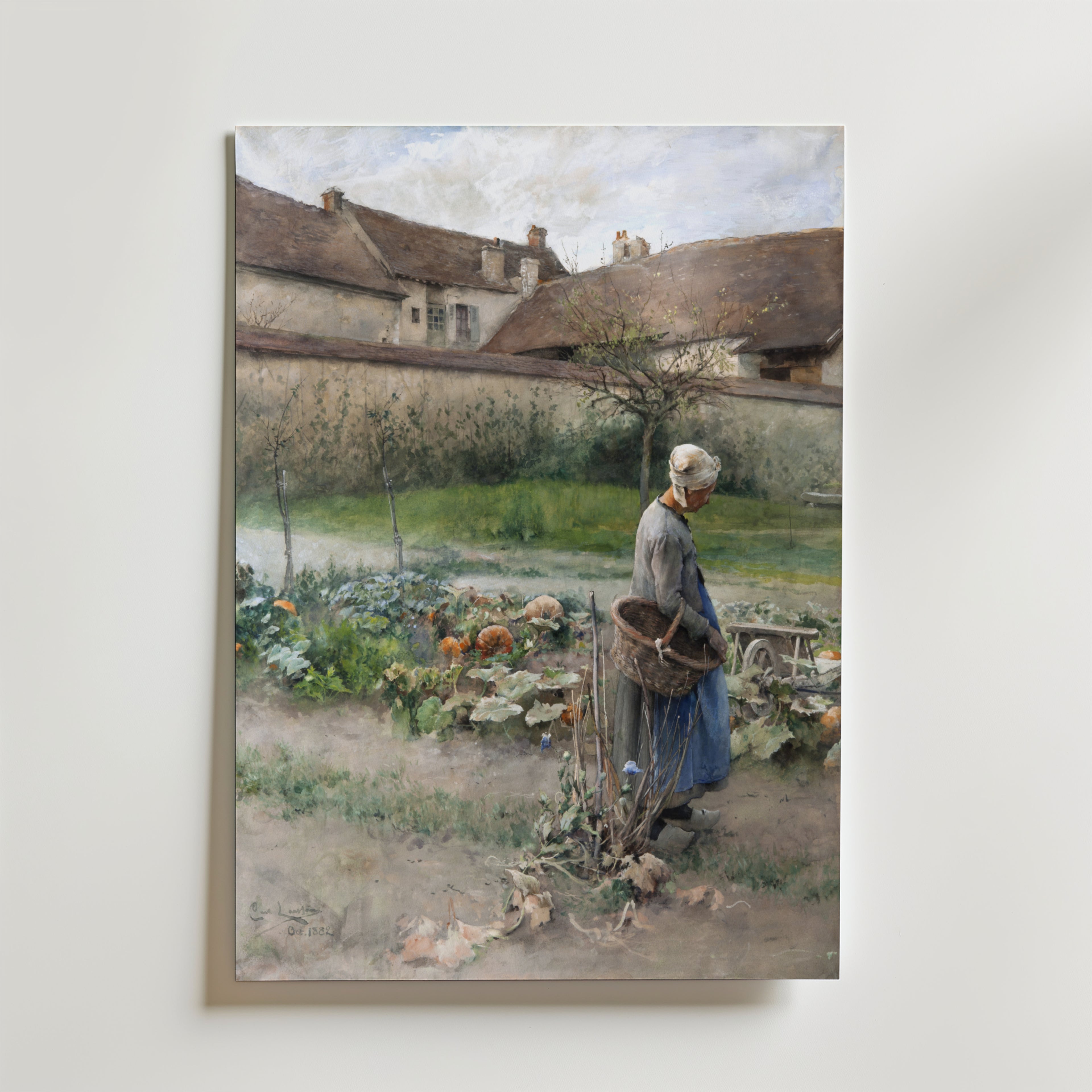 Bozetto Carl Larsson October Poster föreställer en kvinna i blå kjol och vit huvudduk med en korg, som promenerar genom en pumpaträdgård i höstljus, mot hus och en molnig himmel.