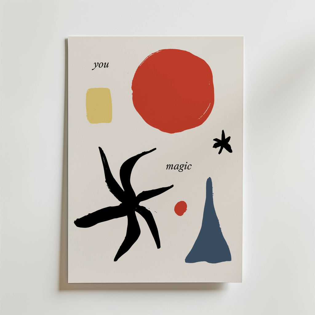 I Bozettos Between You and Magic Poster används varierade former och färger för att skapa en magisk visuell balans som återspeglar den moderna konstens dragningskraft.