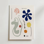 In Your Orbit Poster är en minimalistisk poster från Bozetto med abstrakta former - en blå blomma, en orange spiral, en gul cirkel, en vågig grå linje och spridda prickar. "Magic Poster Club" visas högst upp och du längst ner till höger i denna moderna design.