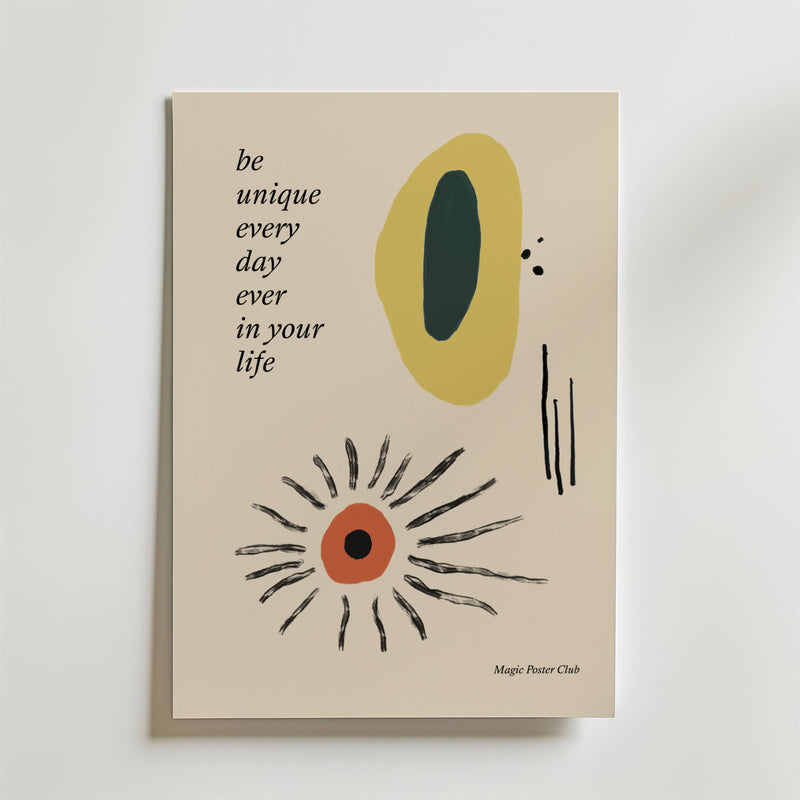 Daily You Poster från Bozetto har abstrakta gröna, gula, röda och svarta former med texten "be unique every day ever in your life" uppe till vänster på en ljusbeige bakgrund - ett konstverk som inspirerar till att uttrycka sig själv.
