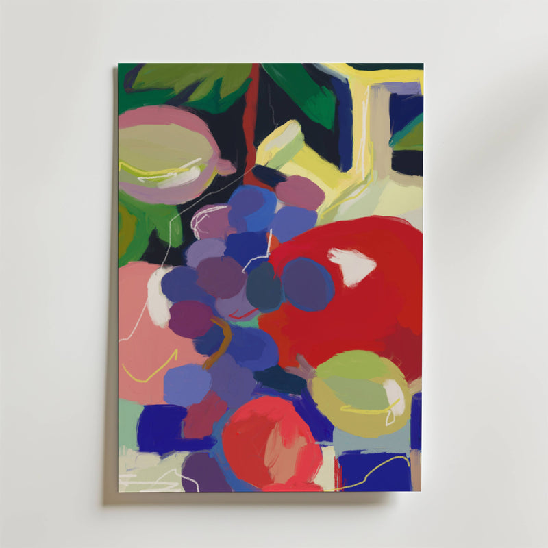 Bozetto Vineyard Table Poster visar abstrakt frukt och en flaska i djärva röda, lila, gröna, gula och blå färger på vit botten, som för tankarna till druvor, äpplen och en vas i en livfull, modern design.