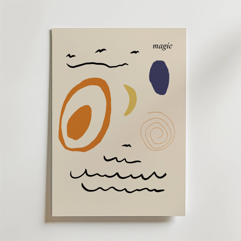 Postern Magic Horizon från Bozetto har abstrakta orange, gula och marinblå former med vågiga svarta linjer, spiraler, flygande fåglar och "magic" i det övre högra hörnet - allt inspirerat av naturens rytm på en ljus bakgrund.