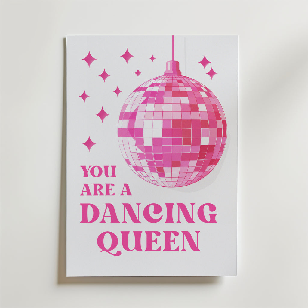 Bozetto Dancing Queen Disco Poster föreställer en stor rosa discokula och gnistrande stjärnor med texten "You are a Dancing Queen" i rosa nyanser. Den vita bakgrunden gör den perfekt för ett färgstarkt hem.