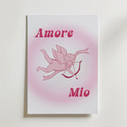 Amore Mio Cupid Poster by Bozetto har en rosa Cupid illustration med "Amore Mio" i rosa bokstäver - en kärleksfull present eller charmig romantisk dekoration till någon speciell.