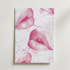 Bozetto Kiss Me Softly Poster är en vit canvas med stora, realistiska rosa läppavtryck i olika riktningar och subtila stänk- och skrap-effekter - perfekt för romantisk inredning.