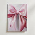 Bozetto Pink Satin Bow Poster föreställer en stor rosa sidenrosett med mjuka skuggor och highlights på en ljus, neutral bakgrund. Den eleganta designen gör den till den perfekta inredningen för romantisk inredning.