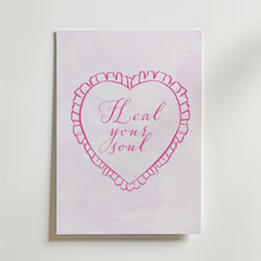 Bozetto Heal Your Soul Poster föreställer ett rosa rufsigt hjärta och "Heal your soul" i elegant stil på en ljusrosa marmorerad bakgrund - en inspirerande påminnelse om egenkärlek och läkning.