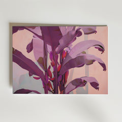 Postern Banana Bloom Poster från Bozetto visar livfulla lila bananblad och röda bananer på en pastellrosa bakgrund och fångar en minimalistisk, modern stil med djärva penseldrag och en slående tropisk atmosfär.