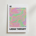 Bozettos Liquid Therapy Pastel Swirl Poster har en marmorliknande abstrakt design i mjuka skimrande toner, med "02" längst upp till vänster och "LIQUID THERAPY" i fet svart längst ner - perfekt för moderna interiörer.