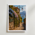 Marco Ricci Salita Serbelloni Bellagio Poster – blomstersmyckad stentrappa i Bellagio vid Comosjön