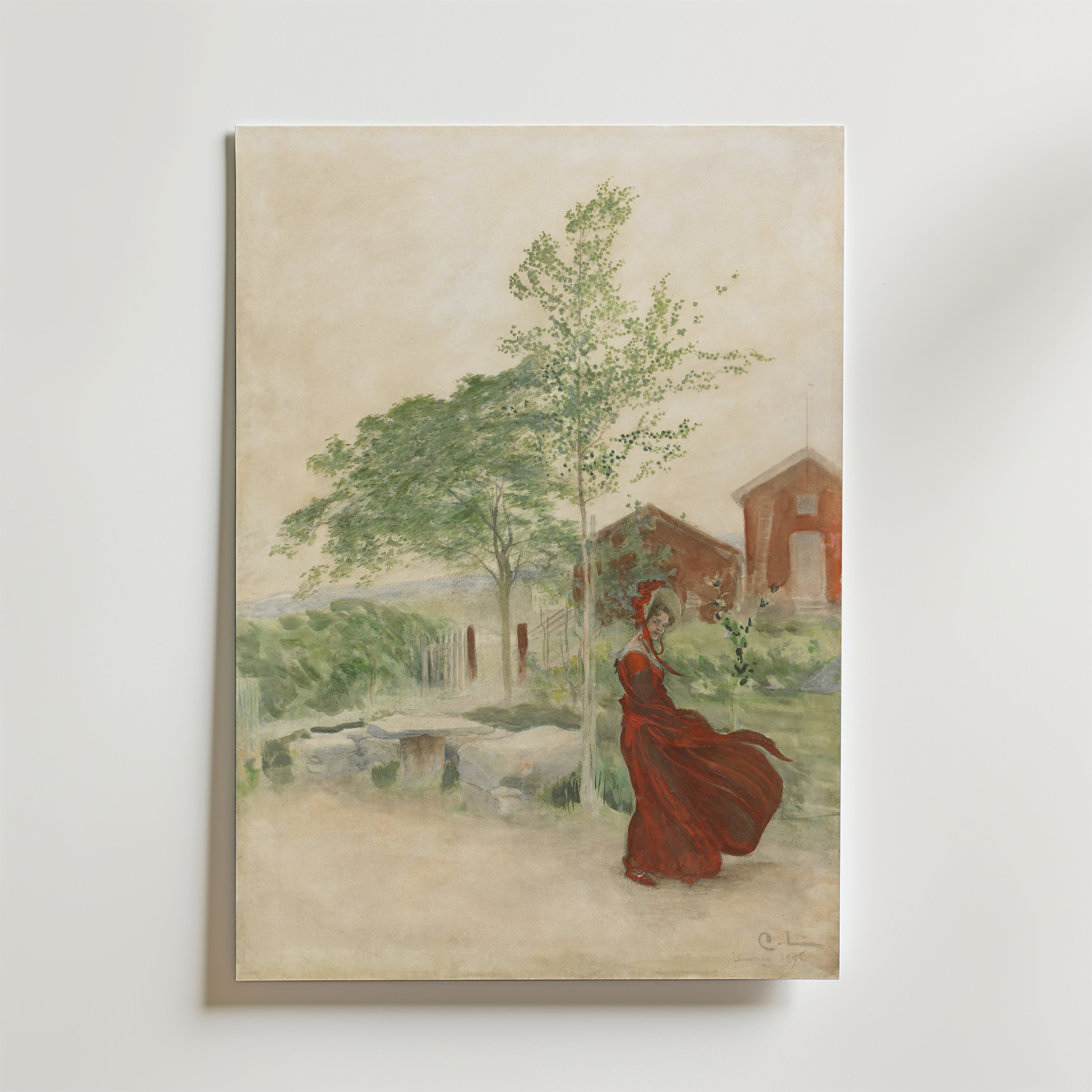Bozetto Carl Larsson Stina 1895 Poster föreställer en kvinna i en röd klänning nära ett träd och ett rustikt staket, med grönska och röda byggnader, som fångar värmen och charmen av en svensk sommar under en ljus himmel.