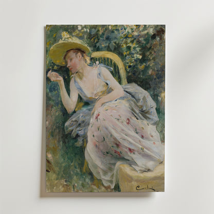 Bozetto "Carl Larsson Study for Rokoko Poster" föreställer en kvinna i bredbrättad hatt och pastellblommig klänning, sittande utomhus bland grönska och blommor, inspirerad av Carl Larssons romantiska stil.