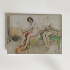 Carl Larsson "The Model and the Mannequins" Poster by Bozetto föreställer en naken kvinna som sitter på en säng och tar på sig en röd strumpa bredvid en liggande skyltdocka, med skisser bakom dem och en liten spis och fläkt till vänster.