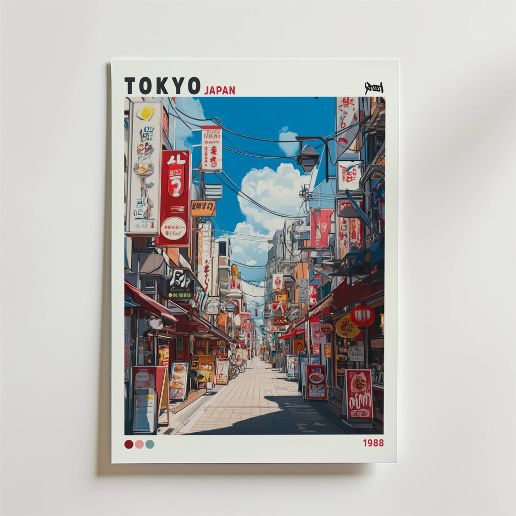 Bozetto Tokyo Bazaar 1988 Poster föreställer en livlig gata i Tokyo med neonljus, färgglada butiksskyltar, lyktor, luftledningar och en blå himmel, plus "TOKYO JAPAN" och "1988" högt och lågt.