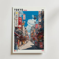 Bozetto Tokyo Bazaar 1988 Poster föreställer en livlig gata i Tokyo med neonljus, färgglada butiksskyltar, lyktor, luftledningar och en blå himmel, plus "TOKYO JAPAN" och "1988" högt och lågt.