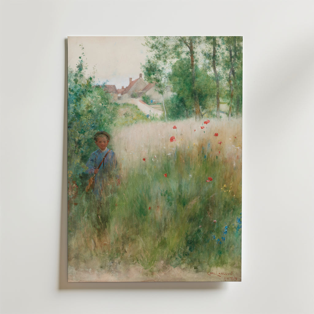 Bozetto Carl Larsson Vallmor 1884 Poster föreställer en ung pojke i en äng med vilda blommor, delvis dold av lövverk; detta mjuka akvarellprint framkallar svensk sommar lugn med pastellfärger och byhus bakom träden.