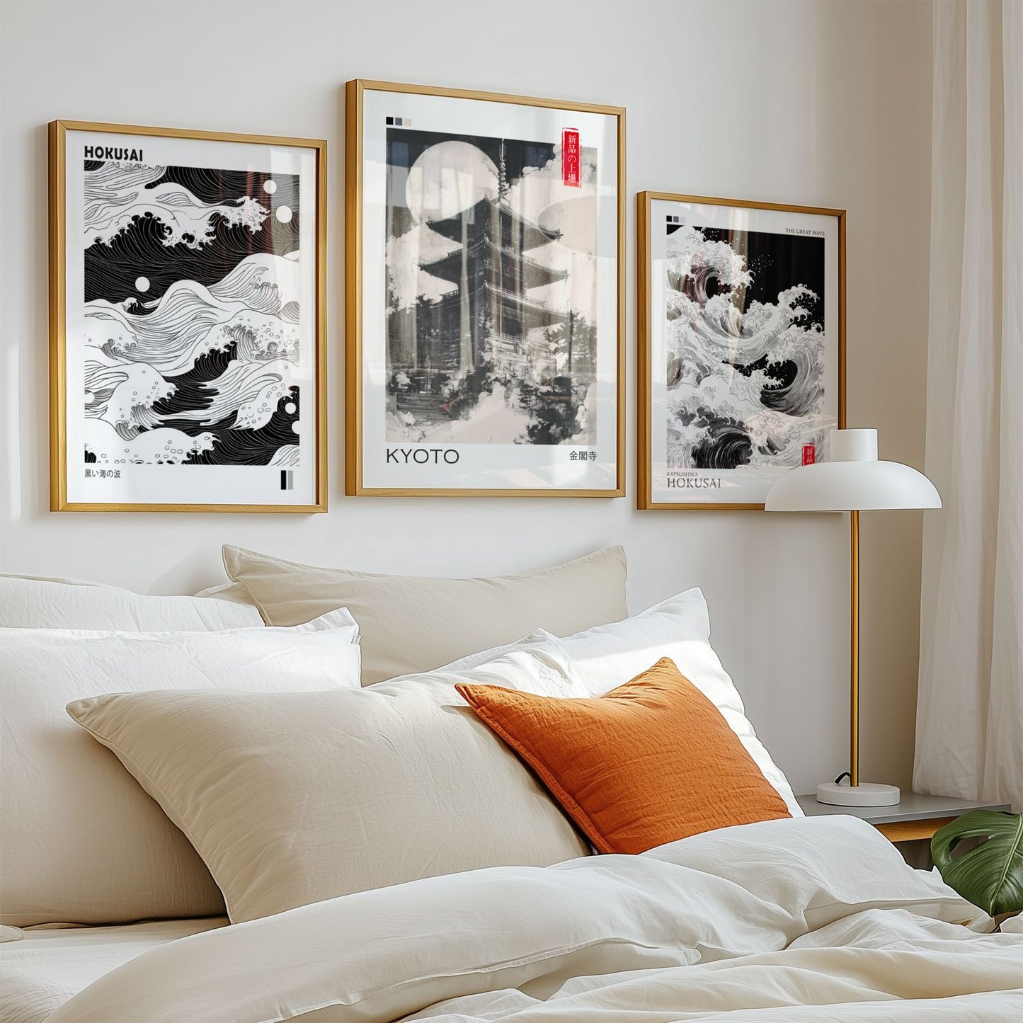 Ljust sovrum med en vit säng med en orange accentkudde och Bozettos Bundle 3-pack Japandi No. 4-tryck ovanför sänggaveln. En modern lampa på höger sida bidrar till den mysiga, eleganta atmosfären.