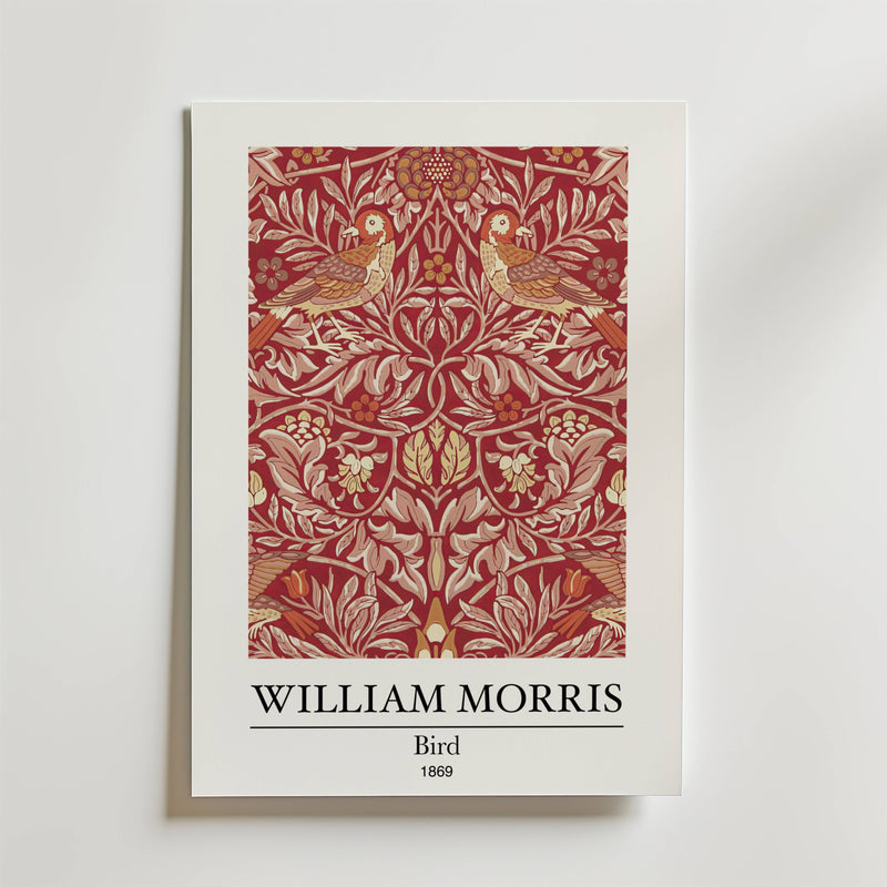 Bozetto William Morris Bird Poster visar Morris konstverk "Bird" från 1869 - två stiliserade fåglar bland intrikata blomstermotiv i rött, guld och beige, som blandar naturmotiv med tidlös inredning. Konstnärens namn och detaljer finns nedan.