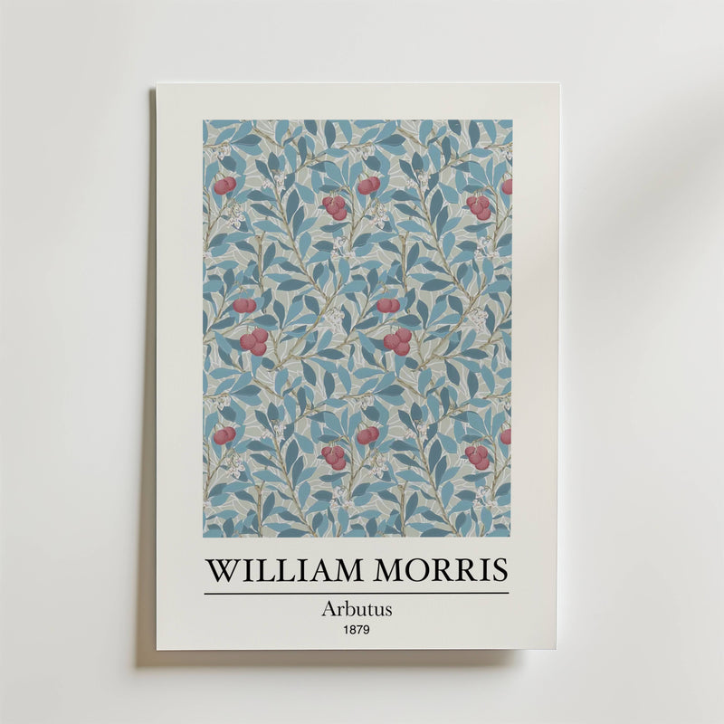 Bozetto William Morris Arbutus Poster visar ett blåblommigt mönster med gröna blad och röda bär på en blå bakgrund och har texten WILLIAM MORRIS, Arbutus och 1879 i svart under motivet.