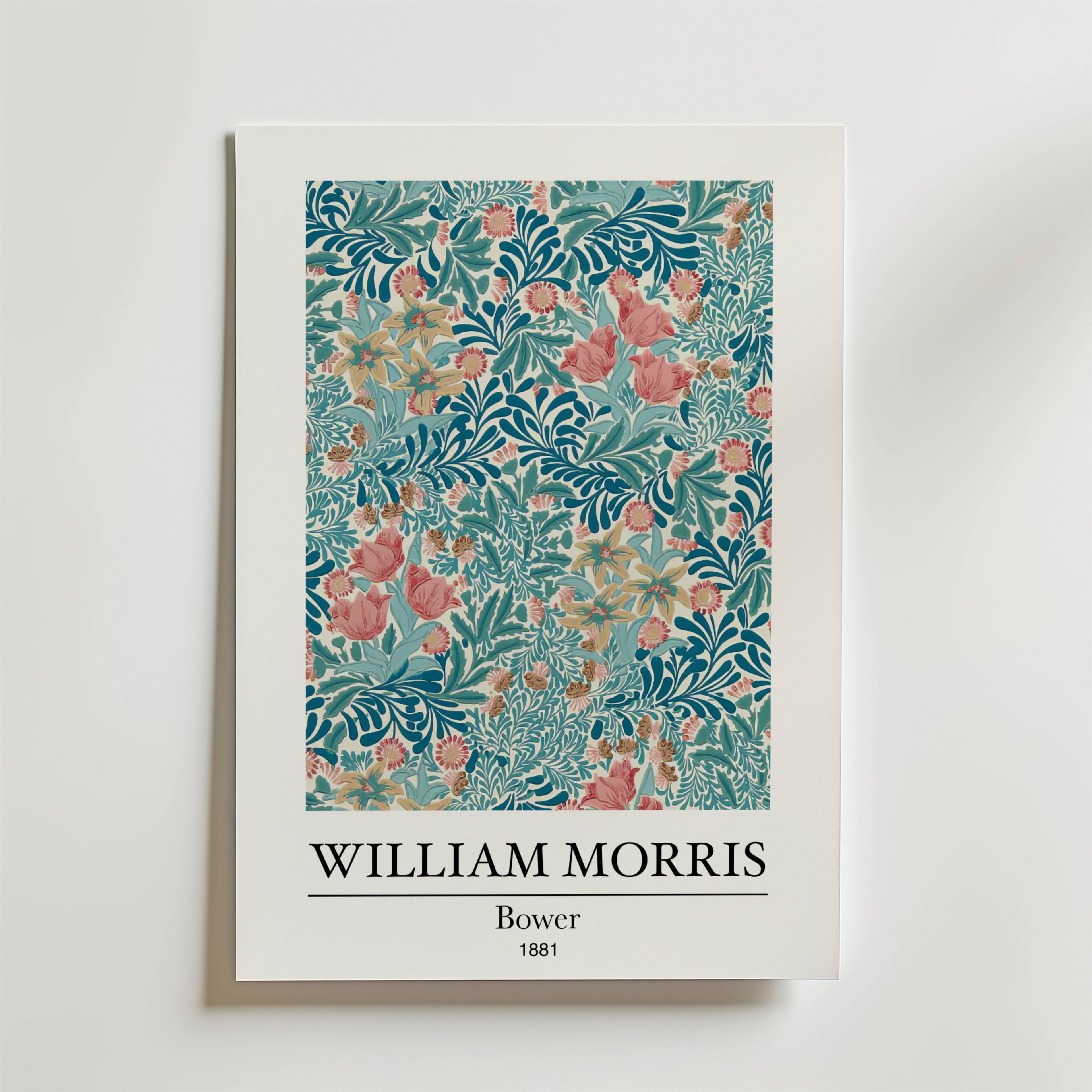 Bozetto William Morris Bower Poster har ett blommigt och lummigt print i blått, rosa, grönt och beige som hyllar naturens skönhet med texten "WILLIAM MORRIS Bower 1881" nedanför på en vit bakgrund.