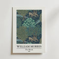William Morris The Brook Poster by Bozetto visar 1880 års konstverks intrikata naturmotiv med hjortar bland träd och lövverk, som ett eko av klassiska skogstapet, och är kantad med titel och konstnärens namn.