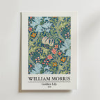 Bozetto William Morris Golden Lily Poster visar de frodiga, virvlande blommönstren i Morris design "Golden Lily" från 1870 i blått, grönt, orange och grädde. Konstnärens namn och konstverkets titel visas under bilden.