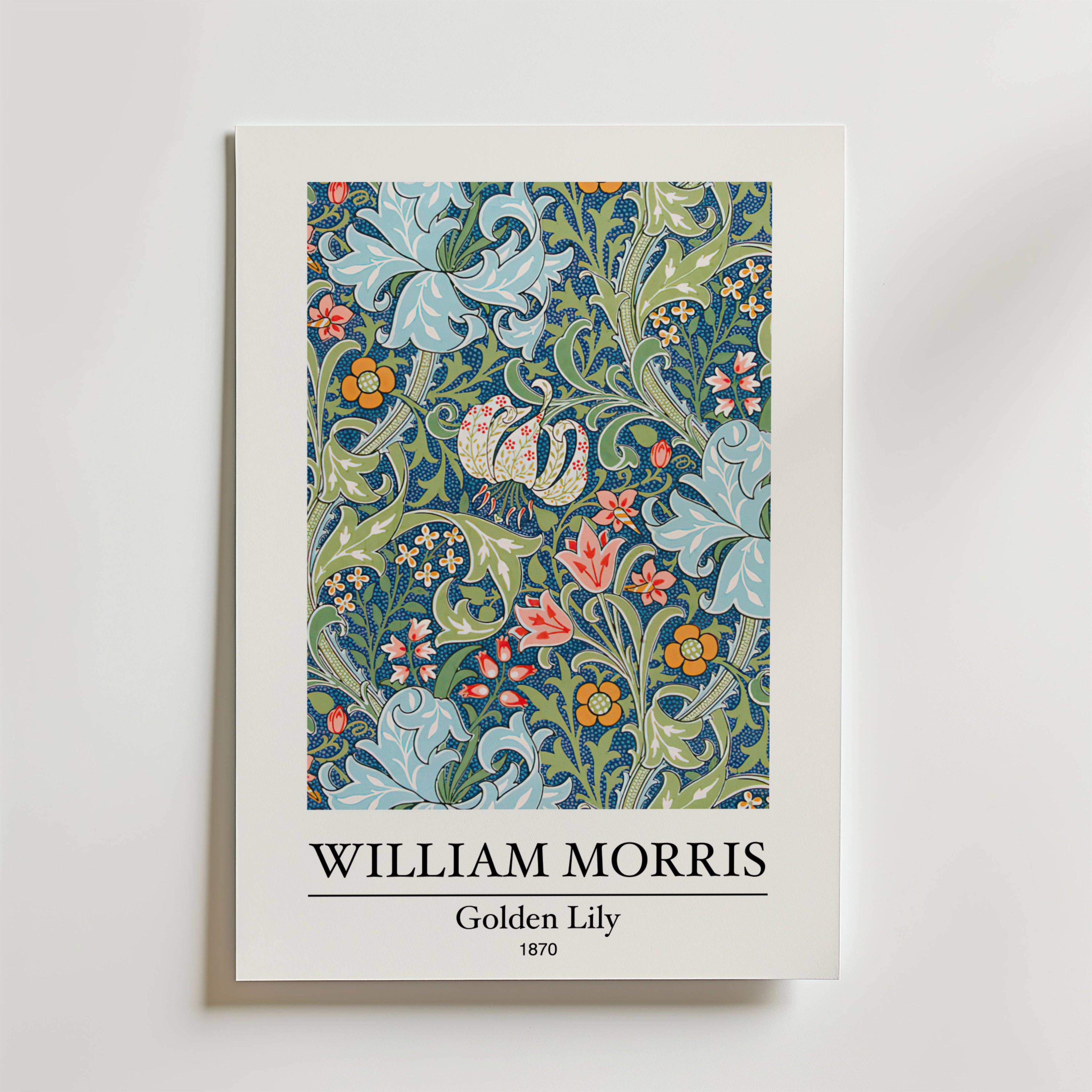 Bozetto William Morris Golden Lily Poster visar de frodiga, virvlande blommönstren i Morris design "Golden Lily" från 1870 i blått, grönt, orange och grädde. Konstnärens namn och konstverkets titel visas under bilden.