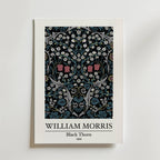 Bozetto William Morris Black Thorn Poster föreställer den ikoniska blomsterdesignen från 1892 med rosor, vita blommor, gröna blad och röda blommor på en mörk bakgrund. Titeln och konstnärens namn visas under konstverket.