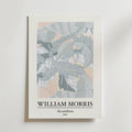 Bozetto William Morris Acanthus Poster har ett stiliserat botaniskt mönster i pastell med "WILLIAM MORRIS, Acanthus, 1875" tryckt under mönstret på en vit bakgrund.