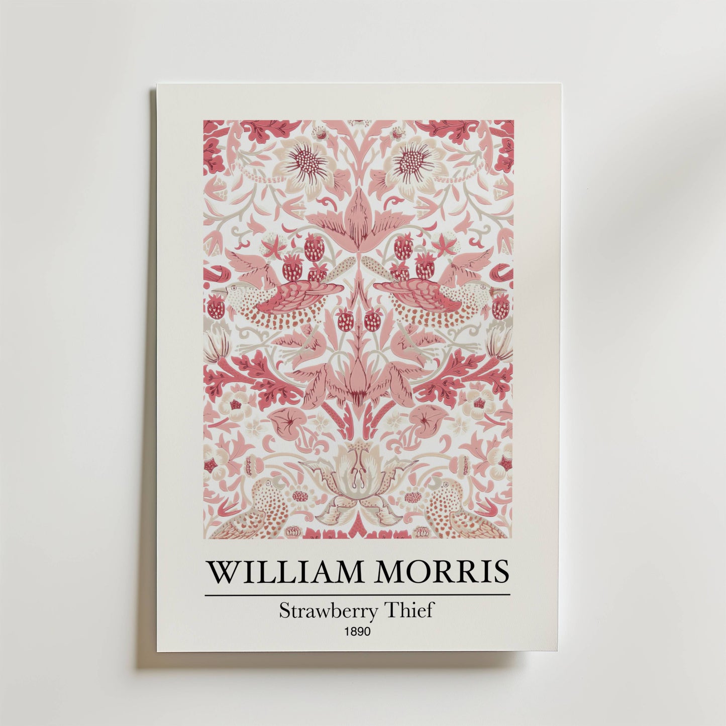 William Morris Strawberry Thief Poster by Bozetto visar ett detaljerat rosa och grädde fåglar och blommor mönster, med konstnärens namn och titel nedanför på en vit bakgrund för en touch av tidlös harmoni.