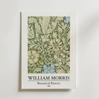 Bozetto William Morris Botanical Pattern Poster visar upp eleganta blad och blommor i ljusblå och gulgröna toner. Texten nedan lyder: WILLIAM MORRIS Botaniskt mönster 1862.