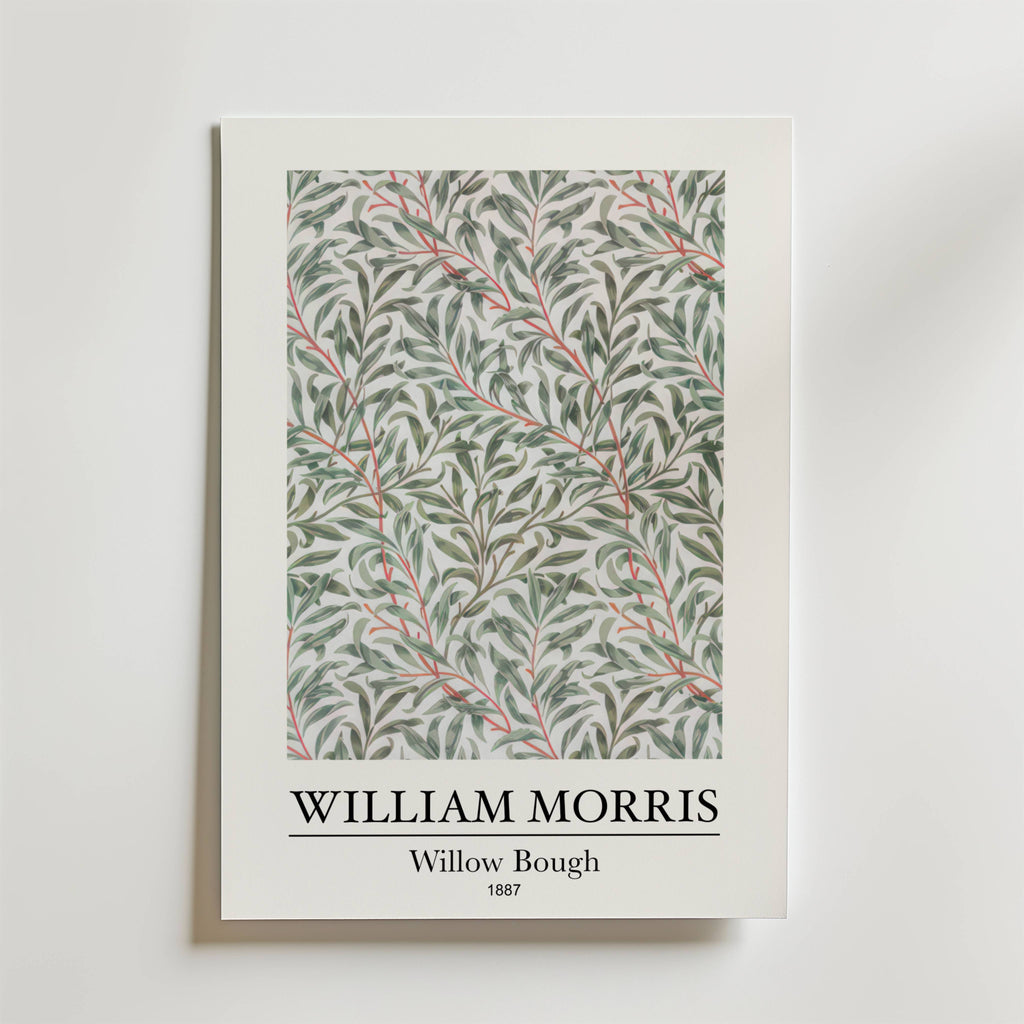 Bozetto William Morris Willow Bough Poster visar det ikoniska mönstret från 1887 med sammanflätade gröna pilgrenar och graciösa stammar på en ljus bakgrund. Titel och konstnärens namn visas under konstverket.
