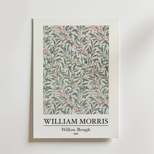 Bozetto William Morris Willow Bough Poster visar det ikoniska mönstret från 1887 med sammanflätade gröna pilgrenar och graciösa stammar på en ljus bakgrund. Titel och konstnärens namn visas under konstverket.