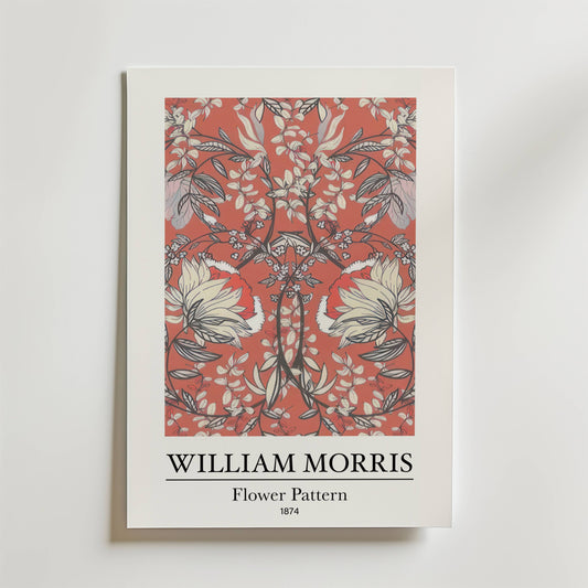 Bozetto William Morris Flower Pattern Poster visar ett krämfärgat, svart och vitt blommotiv på en dämpad röd bakgrund som för tankarna till Morris stil - perfekt för en tidlös inredning. Text: WILLIAM MORRIS-Blommönster-1874.