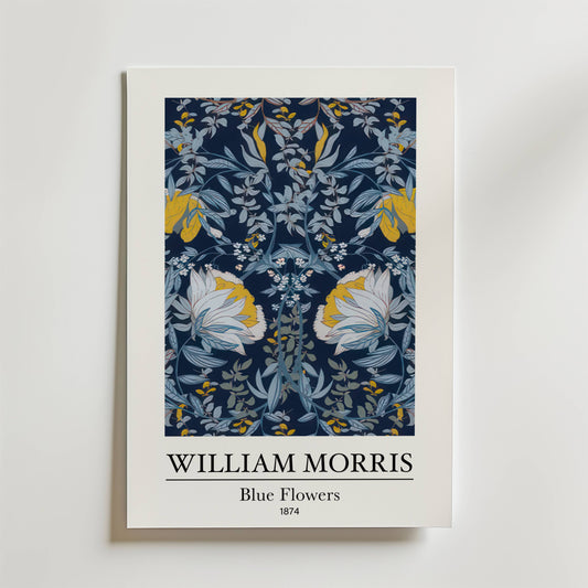 William Morris Blue Flowers Poster by Bozetto har ett symmetriskt blommönster i blå toner med subtila gyllene accenter, vita kanter och inkluderar konstnärens namn och titel nedan.