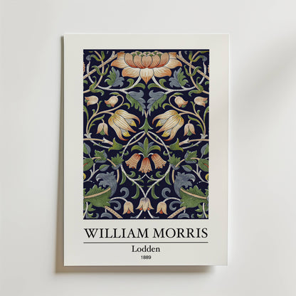 William Morris Lodden Poster by Bozetto: Denna blomsterdesign från 1889 visar detaljerade orange, gula och gröna blommor och blad på en mörk bakgrund - perfekt för blommiga tapeter eller naturinspirerad inredning.