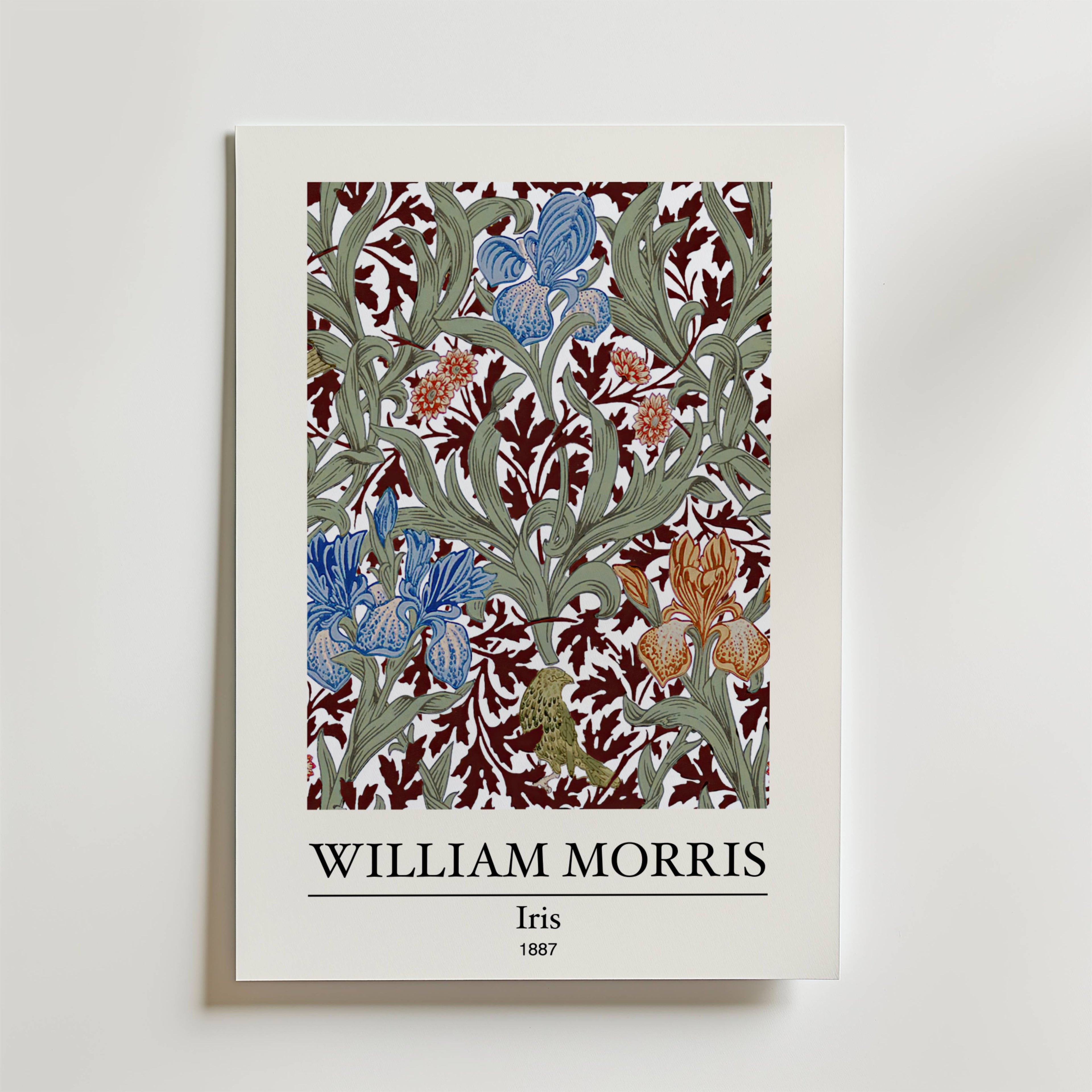Bozetto William Morris Iris Poster föreställer motivet "Iris" från 1887 med blå, orange och lila irisblommor och gröna blad på en rödbrun och vit mönstrad bakgrund. Titeln och konstnärens namn visas nedan för att hylla naturens skönhet.