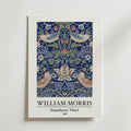 Bozetto William Morris Strawberry Thief 1883 Poster har blå toner, intrikata fåglar och blommor, jordgubbar, levande detaljer och visar titel och konstnärens namn under motivet.