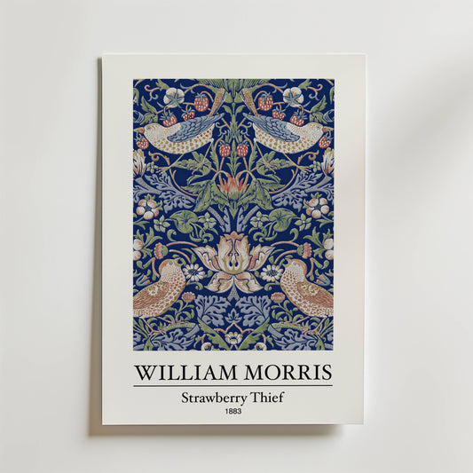Bozetto William Morris Strawberry Thief 1883 Poster har blå toner, intrikata fåglar och blommor, jordgubbar, levande detaljer och visar titel och konstnärens namn under motivet.