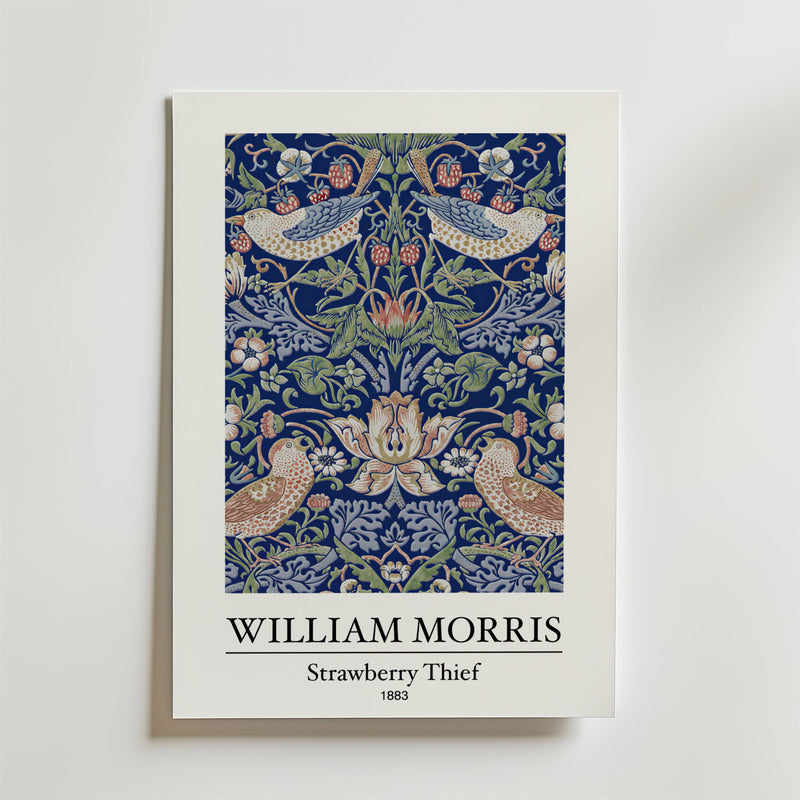 Bozetto William Morris Strawberry Thief 1883 Poster har blå toner, intrikata fåglar och blommor, jordgubbar, levande detaljer och visar titel och konstnärens namn under motivet.