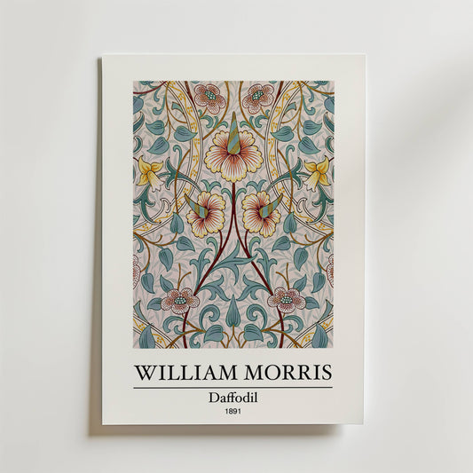 William Morris Daffodil Poster från Bozetto har ett blommigt vintagemönster med gula, rosa och blå blommor och utsirade blad. "William Morris Påsklilja 1891" är tryckt under den dekorativa designen.