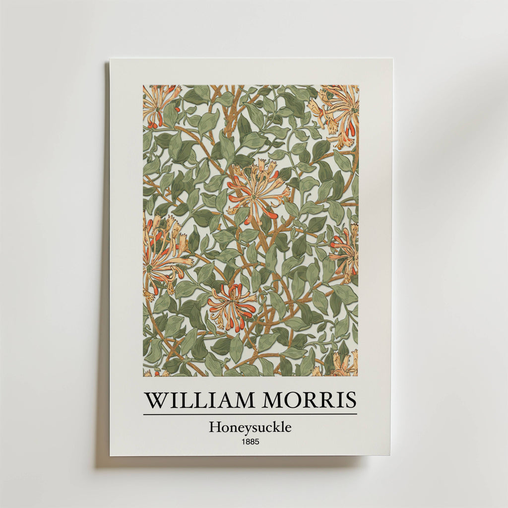 Bozetto William Morris Honeysuckle Poster visar ett mönster från 1885 med gröna blad och orangea kaprifolblommor på en vit bakgrund, med konstnärens namn och titel under mönstret.