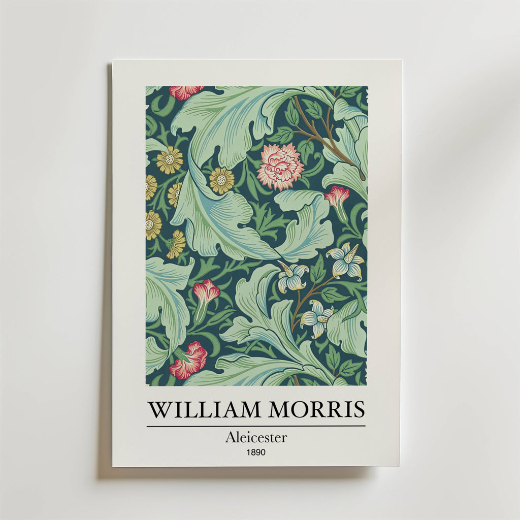Bozetto William Morris Aleicester Poster visar ett naturmotiv med gröna blad och gulrosa blommor mot en ljus bakgrund. Texten nedan lyder: WILLIAM MORRIS, Aleicester, 1890.