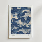 Bozetto Yasuragi Poster föreställer stiliserade blå vågor i en traditionell japansk ukiyo-e design, med "YASURAGI" och japanska tecken längst ner, vilket ger en känsla av visuell meditation på vilken vit vägg som helst.