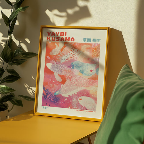 Yayoi Kusama Floating Koi poster visualiserad på vägg – från Bozetto i hög kvalitet
