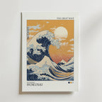 Bozetto "The Great Wave Katsushika Hokusai Poster" föreställer en stiliserad våg, Mount Fuji, en orangegul solnedgång och Japandi-stilelement, med titeltext upptill och nedtill.