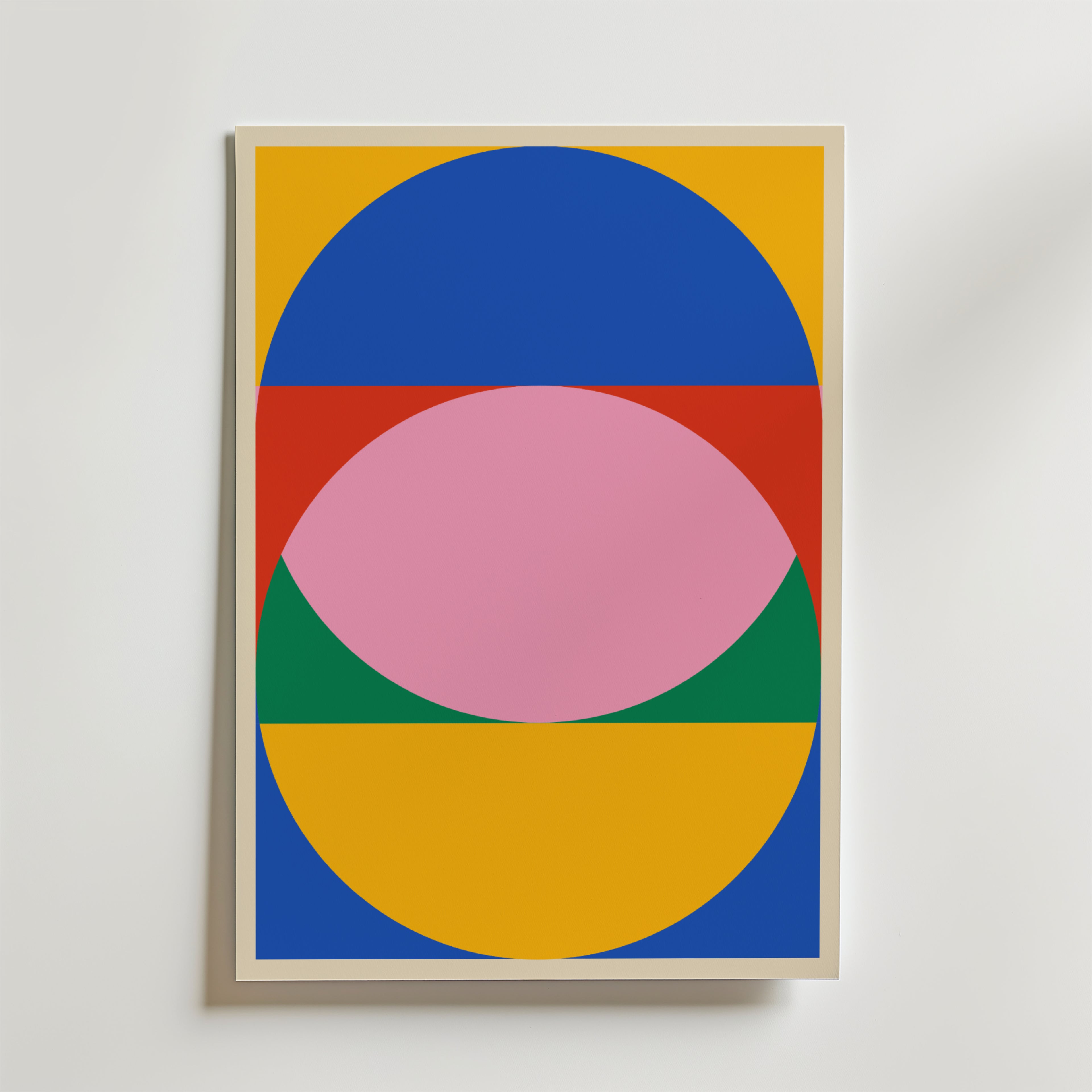 Bozetto Bauhaus Balance Poster har färgglada, överlappande geometriska former - en blå halvcirkel upptill, en rosa oval i mitten och gula, röda och gröna delar - som skapar modernitet på en skarp vit bakgrund.